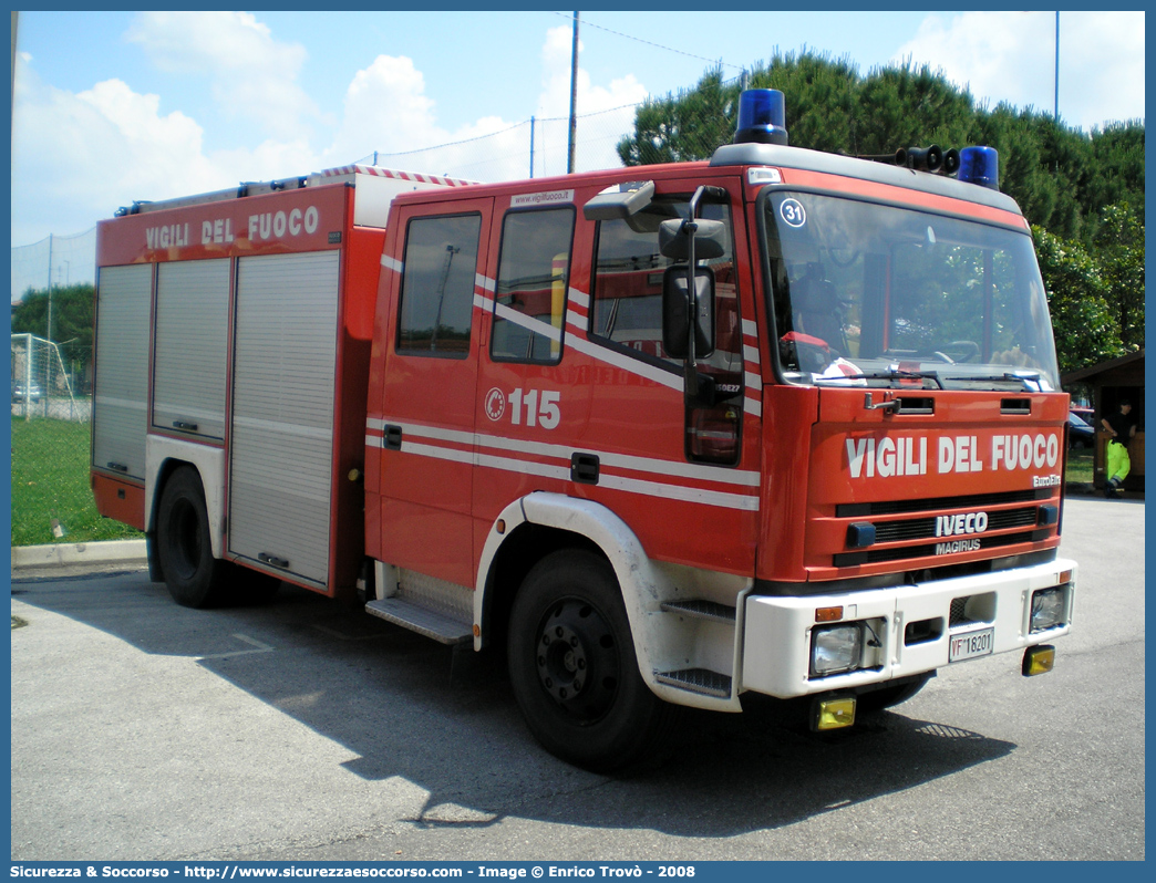 VF 18201
Corpo Nazionale Vigili del Fuoco
Iveco Magirus EuroFire 150E27 I serie
(variante)
Parole chiave: VVF;V.V.F.;Corpo;Nazionale;Vigili;del;Fuoco;AutoPompaSerbatoio;APS;A.P.S.;Iveco;Magirus;EuroFire;150E27