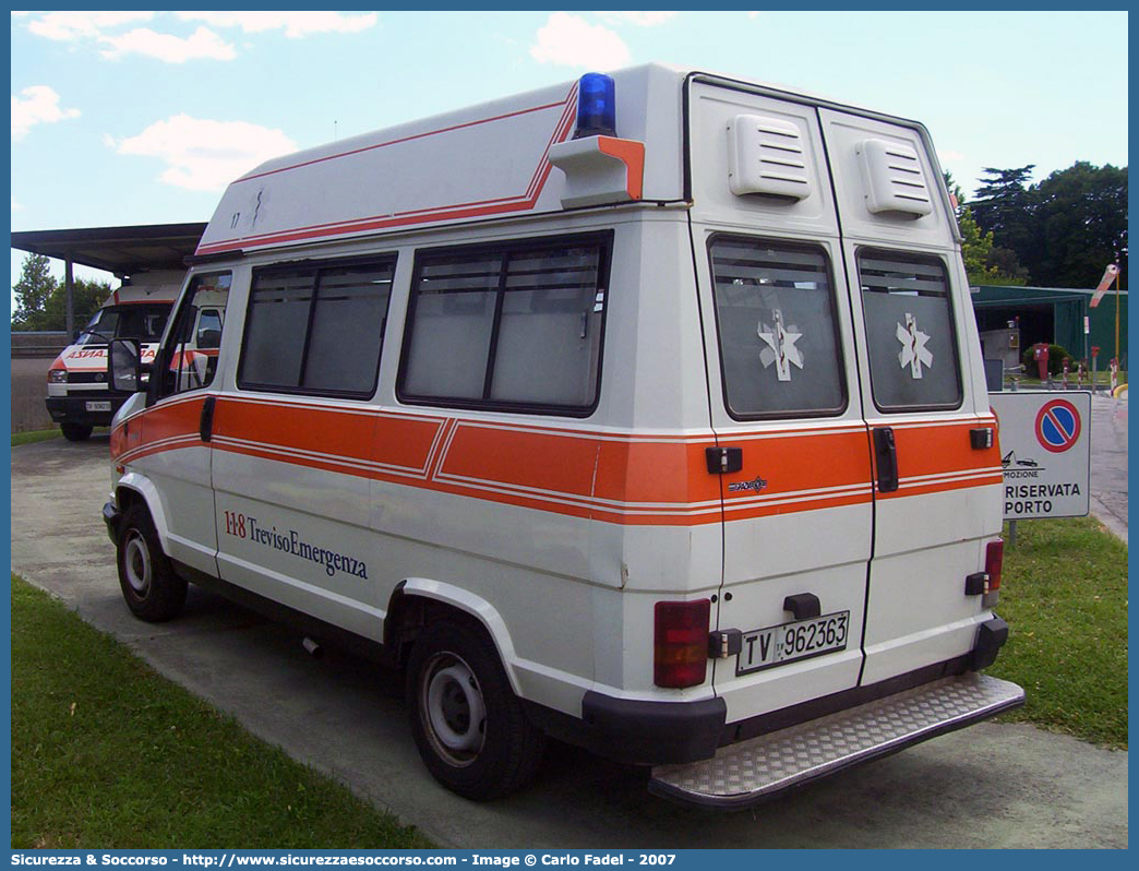 017
SUEM 118 Treviso Emergenza
Azienda ULSS 2 - Marca Trevigiana
Fiat Ducato I serie restyling
Allestitore Grazia
Parole chiave: 118;SUEM;S.U.E.M.;Treviso;Emergenza;Ambulanza;Fiat;Ducato;Grazia