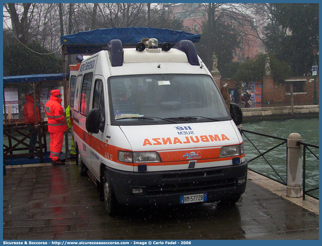 ALFA 12
SUEM 118 Venezia Mestre
Azienda ULSS 3 - Serenissima
Mestre
Fiat Ducato II serie
Allestitore Aricar S.p.A.
Parole chiave: 118;SUEM;S.U.E.M.;Venezia;Mestre;Emergenza;Ambulanza;Fiat;Ducato;Aricar