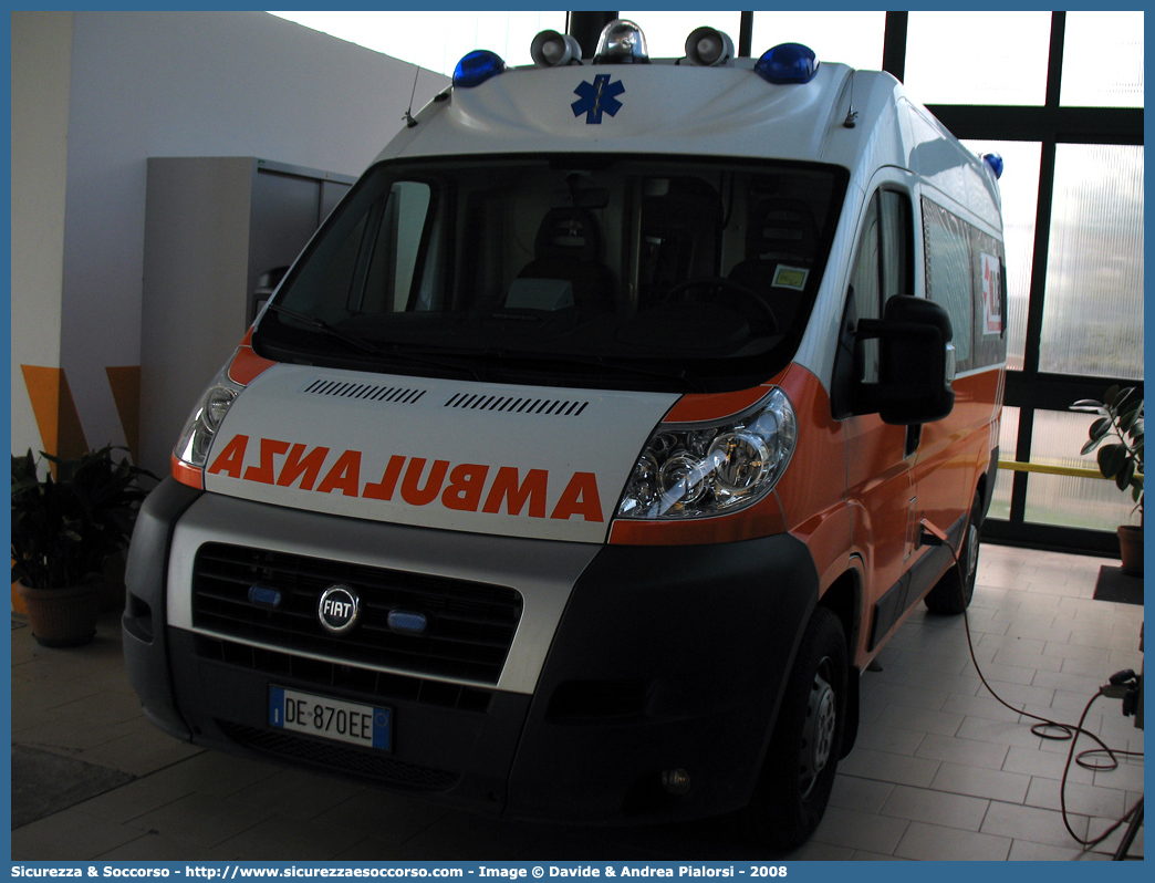 FE 3153
118 Ferrara Soccorso
Fiat Ducato III serie
Allestitore Bollanti S.r.l.
Parole chiave: 118;Ferrara;Soccorso;Ambulanza;Autoambulanza;Fiat;Ducato;Bollanti