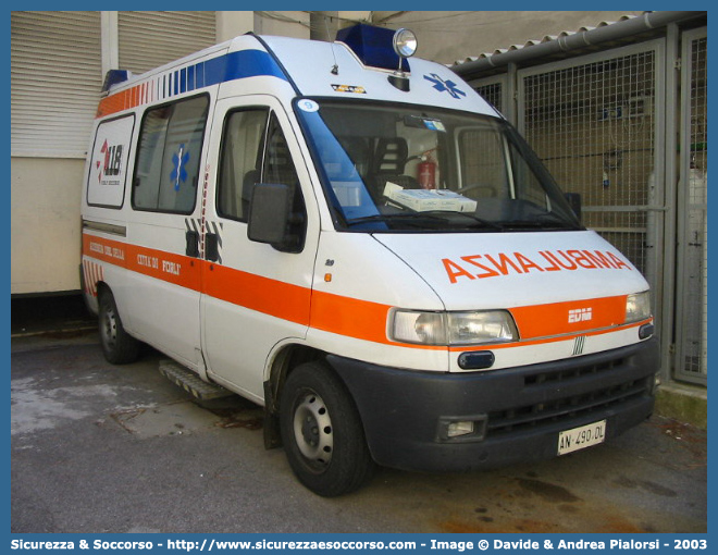 FO 3809
118 Romagna Soccorso
Ambito Territoriale di Forlì
Fiat Ducato II serie
Allestitore EDM S.r.l.
Parole chiave: 118;Romagna;Soccorso;Forlì;Ambulanza;Fiat;Ducato