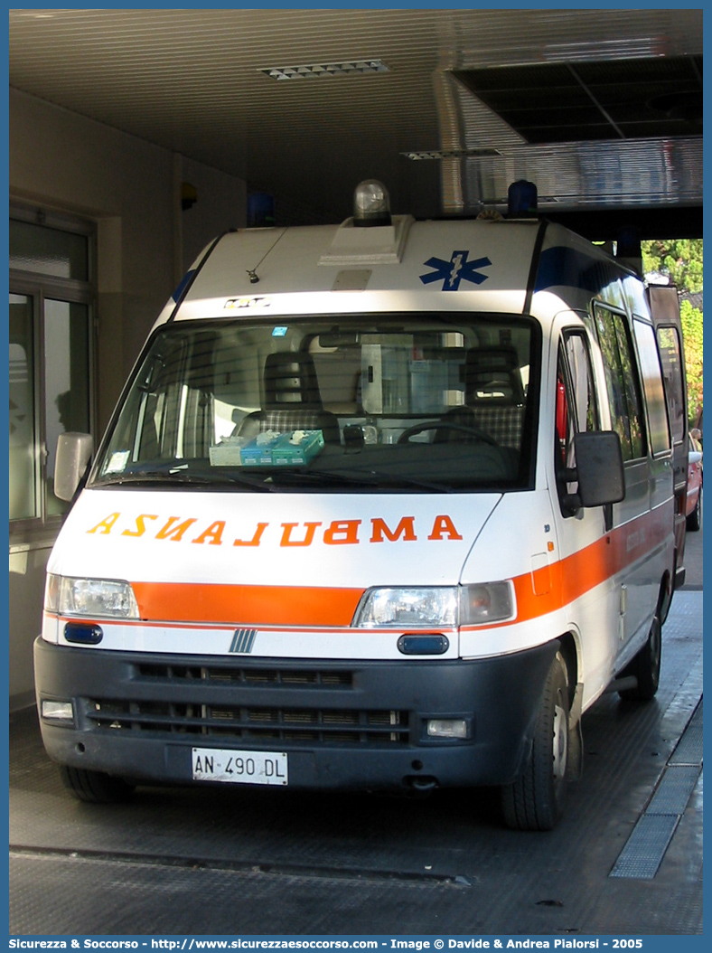 FO 3809
118 Romagna Soccorso
Ambito Territoriale di Forlì
Fiat Ducato II serie
Allestitore EDM S.r.l.
(variante)
Parole chiave: 118;Romagna;Soccorso;Forlì;Ambulanza;Fiat;Ducato