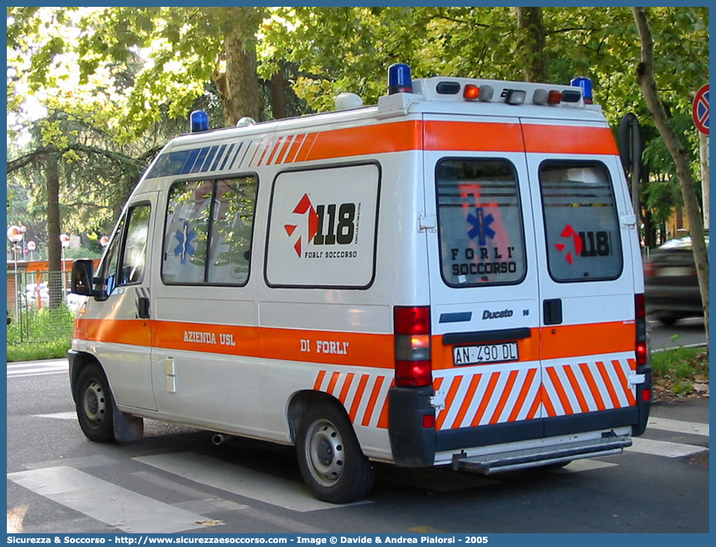 FO 3809
118 Romagna Soccorso
Ambito Territoriale di Forlì
Fiat Ducato II serie
Allestitore EDM S.r.l.
(variante)
Parole chiave: 118;Romagna;Soccorso;Forlì;Ambulanza;Fiat;Ducato