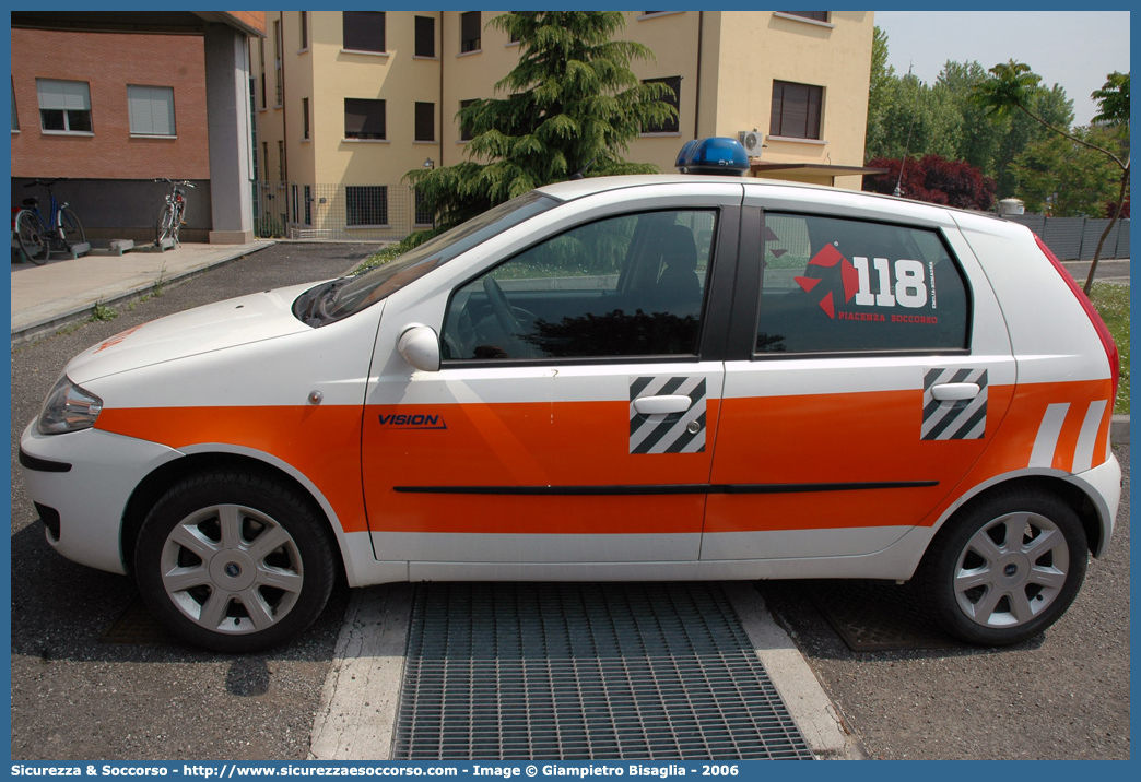 PC 0248
118 Piacenza Soccorso
Fiat Punto III serie
Allestitore Vision S.r.l.
Parole chiave: 118;Piacenza;Soccorso;Automedica;Fiat;Punto;Vision