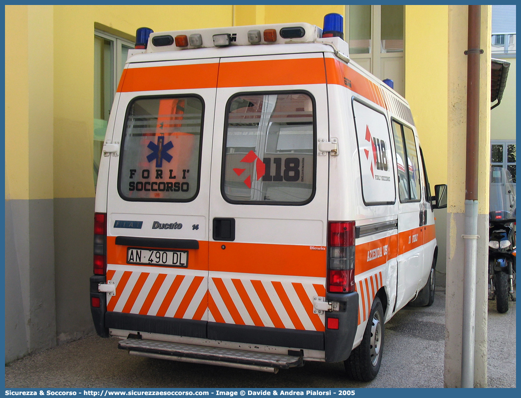 FO 3809
118 Romagna Soccorso
Ambito Territoriale di Forlì
Fiat Ducato II serie
Allestitore EDM S.r.l.
(variante)
Parole chiave: 118;Romagna;Soccorso;Forlì;Ambulanza;Fiat;Ducato