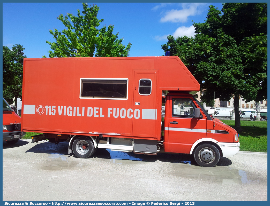 VF 19990
Corpo Nazionale Vigili del Fuoco
Iveco Daily 35-10 II serie
Parole chiave: Corpo;Nazionale;Vigili del Fuoco;Vigili;Fuoco;AutoFurgone;Unità;Unita;Comando;Crisi;Locale;Logistico;Posto;Avanzato;AF/UCL;AF;UCL;Iveco;Daily;35-10