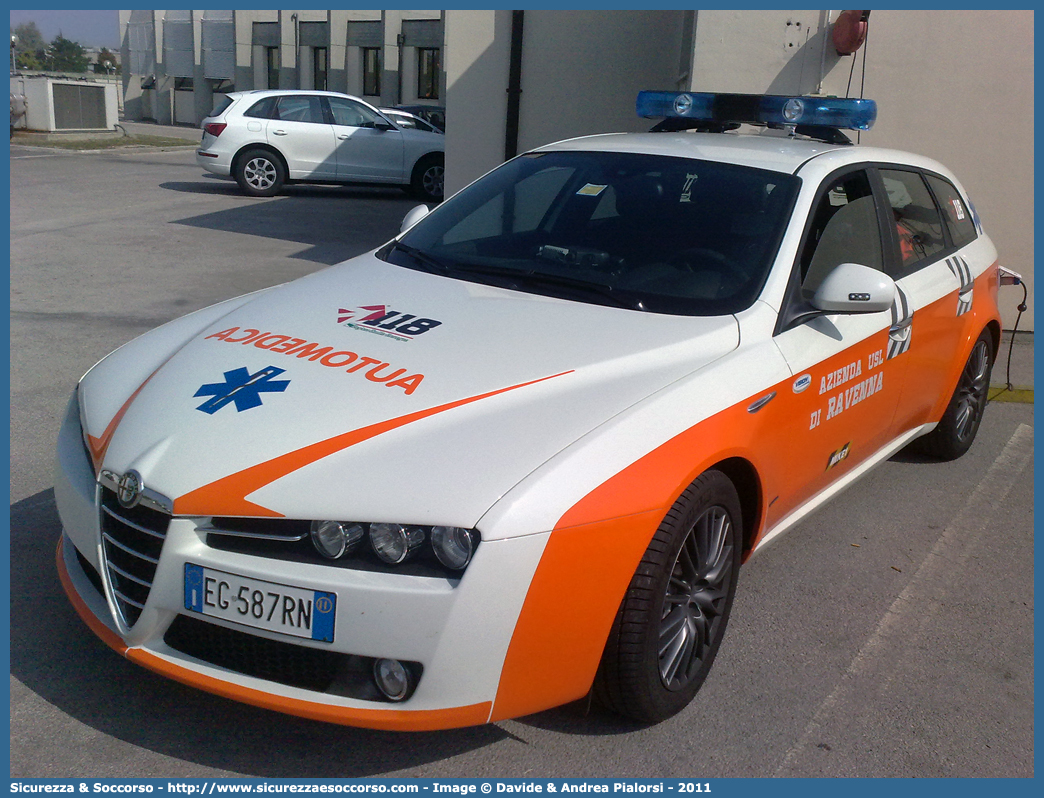 MIKE 01
118 Romagna Soccorso
Ambito Territoriale di Ravenna
Alfa Romeo 159 Sportwagon
Allestitore Vision S.r.l.
(I variante)
Parole chiave: Alfa Romeo;159;Sportwagon;118;Romagna;Ravenna;Soccorso;Automedica;Automedicalizzata;Auto Medica;Auto Medicalizzata;Vision