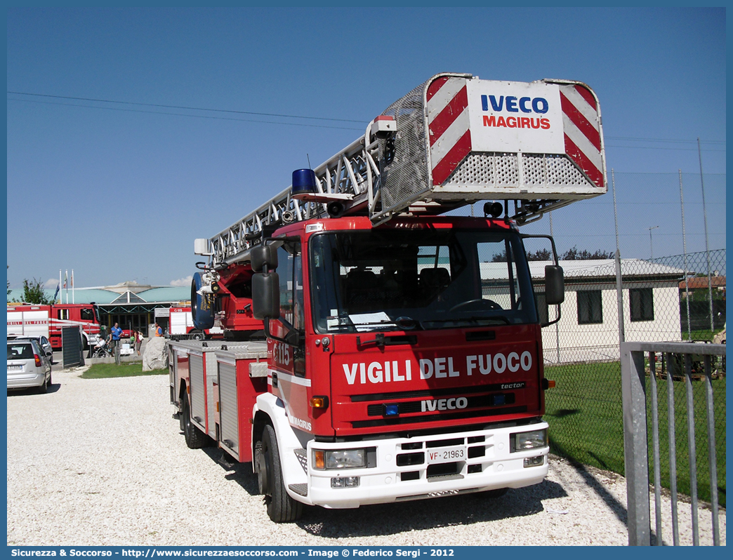 VF 21963
Corpo Nazionale Vigili del Fuoco
Iveco 150E28 EuroFire I serie
Allestitore Magirus
Parole chiave: VVF;V.V.F.;Corpo;Nazionale;Vigili;del;Fuoco;AutoScala;AS;Iveco;150E28;EuroFire;Magirus