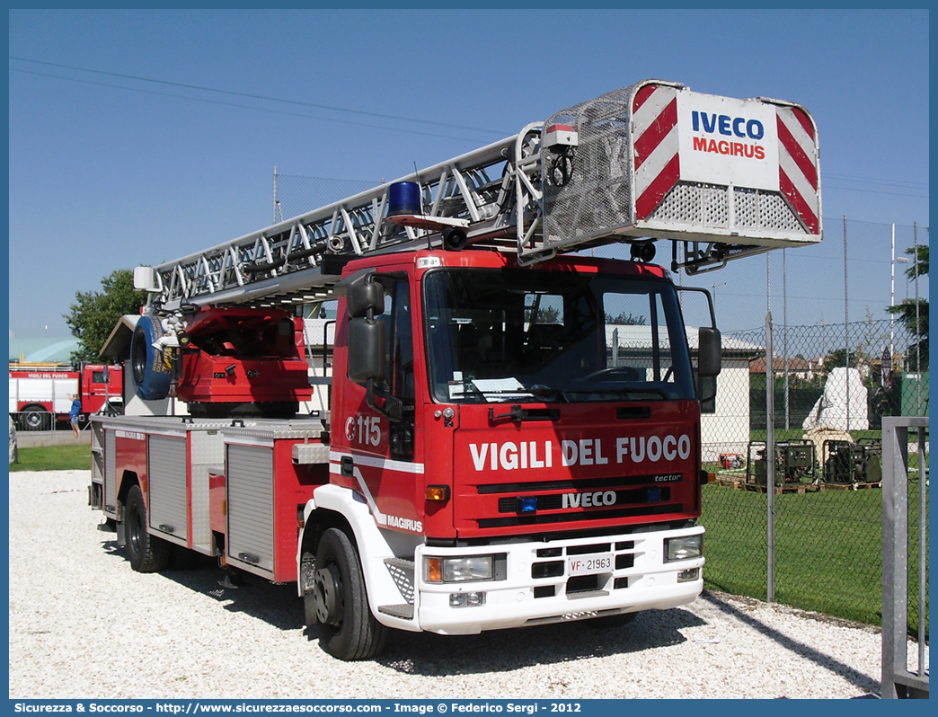 VF 21963
Corpo Nazionale Vigili del Fuoco
Iveco 150E28 EuroFire I serie
Allestitore Magirus
Parole chiave: VVF;V.V.F.;Corpo;Nazionale;Vigili;del;Fuoco;AutoScala;AS;Iveco;150E28;EuroFire;Magirus