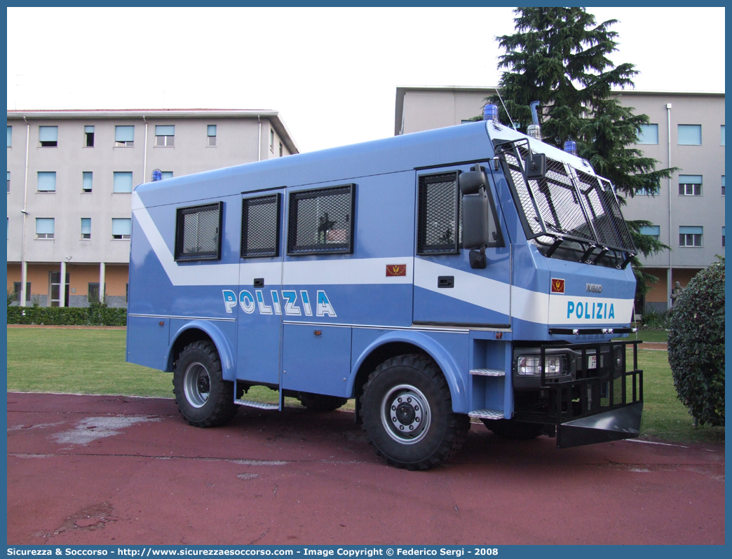 Polizia F7763
Polizia di Stato
Reparto Mobile
Iveco EuroCargo ML100E21 4x4
Allestitore Sperotto S.p.A.
Parole chiave: PS;P.S.;Polizia;di;Stato;Reparto;Mobile;Ordine;Pubblico;Iveco;EuroCargo;ML100E21;Sperotto