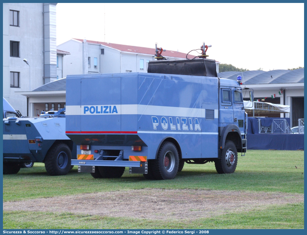 Polizia A7043
Polizia di Stato
Reparto Mobile
Iveco 190-30
(variante)
Parole chiave: A7043;Polizia di Stato;Reparto Mobile;Ordine Pubblico;Iveco 190-30;Idrante