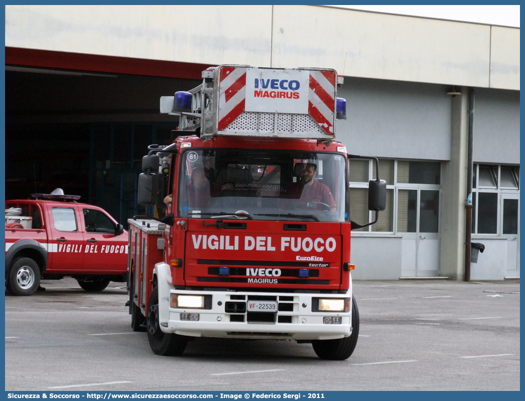 VF 22539
Corpo Nazionale Vigili del Fuoco
Iveco 150E28 EuroFire I serie
Allestitore Magirus
Parole chiave: VVF;V.V.F.;Corpo;Nazionale;Vigili;del;Fuoco;AutoScala;AS;Iveco;150E28;EuroFire;Magirus