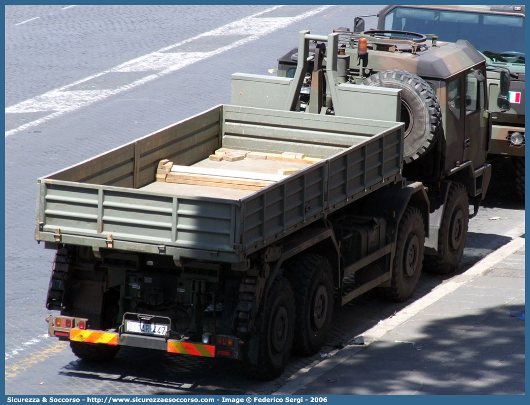 EI AR447
Esercito Italiano
Astra SMR 88.42 8X8
Parole chiave: EI;E.I.;Esercito;Italiano;Mezzi da Cantiere;Trasporto Materiali;Supporto Logistico;Astra;SM88.42