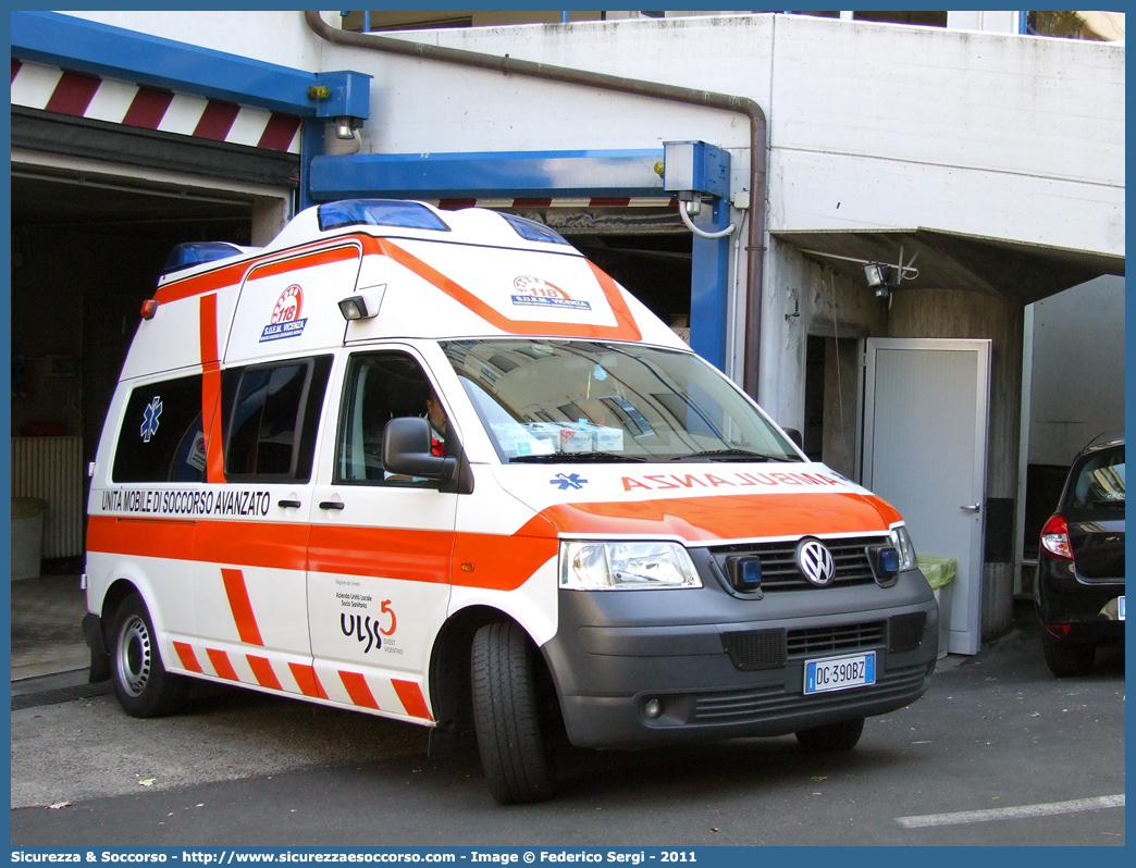 ROMEO 2
SUEM 118 Vicenza
Azienda ULSS 8 - Berica
Volkswagen Transporter T5
Allestitore Ambulanz Mobile
Parole chiave: 118;SUEM;S.U.E.M.;Ovest;Vicentino;Vicenza;Ambulanza;Volkswagen;Transporter;T5;Ambulanz Mobile