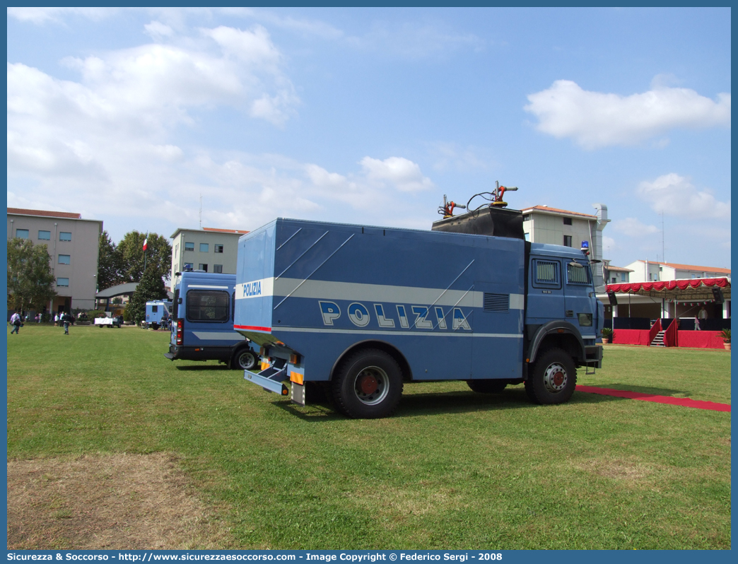 Polizia A7043
Polizia di Stato
Reparto Mobile
Iveco 190-30
(variante)
Parole chiave: A7043;Polizia di Stato;Reparto Mobile;Ordine Pubblico;Iveco 190-30;Idrante