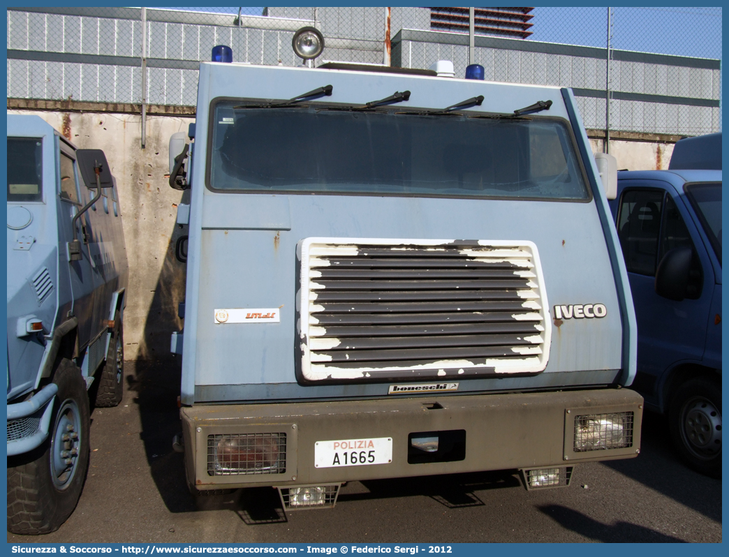 Polizia A1665
Polizia di Stato
Reparto Mobile
Iveco EuroCargo 80E15
Allestitore Boneschi-Sirmac
Parole chiave: Polizia di Stato;Polizia;PS;Iveco;EuroCargo 80E15;Boneschi;Sirmac;A1665