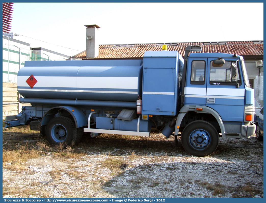 Polizia A1764
Polizia di Stato
Reparto Volo
Iveco 145-17
Allestitore Nuova Ma.Na.Ro.
Parole chiave: Polizia di Stato;Polizia;PS;Reparto Volo;Iveco;145-17;A1764