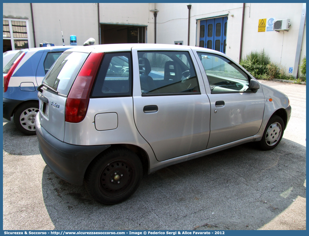 Polizia D3281
Polizia di Stato
Fiat Punto I serie
Parole chiave: PS;P.S.;Polizia;di;Stato;Pubblica;Sicurezza;Fiat;Punto