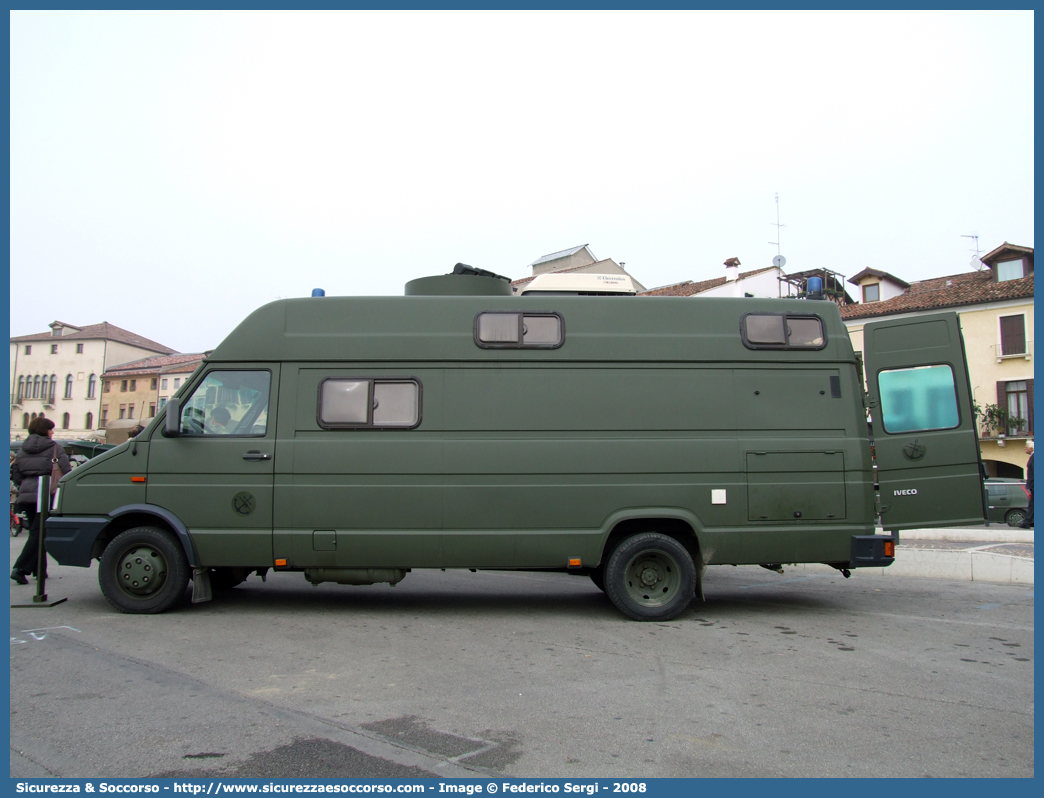 EI BF372
Esercito Italiano
Sommozzatori
Iveco Daily 49-10 II serie
Parole chiave: EI;E.I.;Esercito;Italiano;Sommozzatori;Iveco;Daily;49-10;49;10;BF372