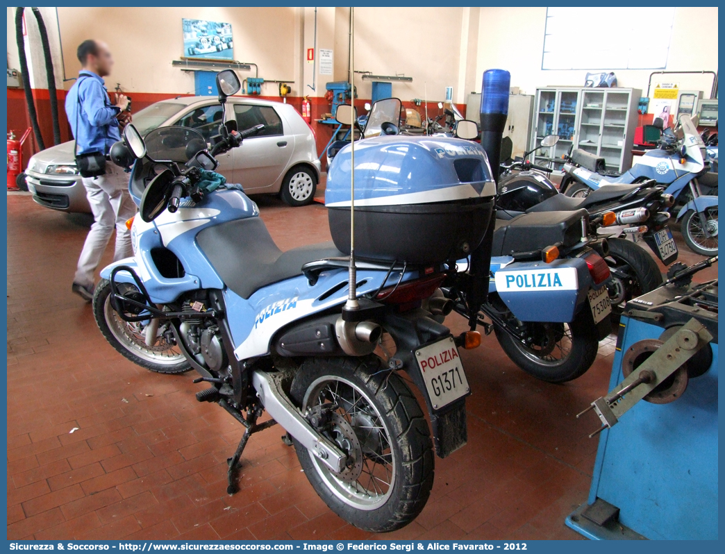 Polizia G1371
Polizia di Stato
Squadra Volante
Aprilia Pegaso 650 II serie
Parole chiave: PS;P.S.;Polizia;di;Stato;Polizia;Pubblica;Sicurezza;Aprilia;Pegaso;650