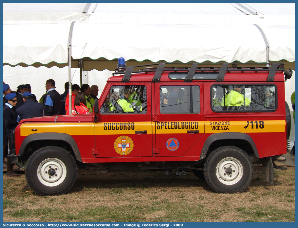 -
Corpo Nazionale
Soccorso Alpino e Speleologico
Zona Speleologica VI Veneto
Stazione di Vicenza
Land Rover Defender 110
Parole chiave: CNSAS;C.N.S.A.S.;Corpo;Nazionale;Soccorso;Alpino;Speleologico;Veneto;SASV;S.A.S.V.;Vicenza;Land Rover;Defender;110