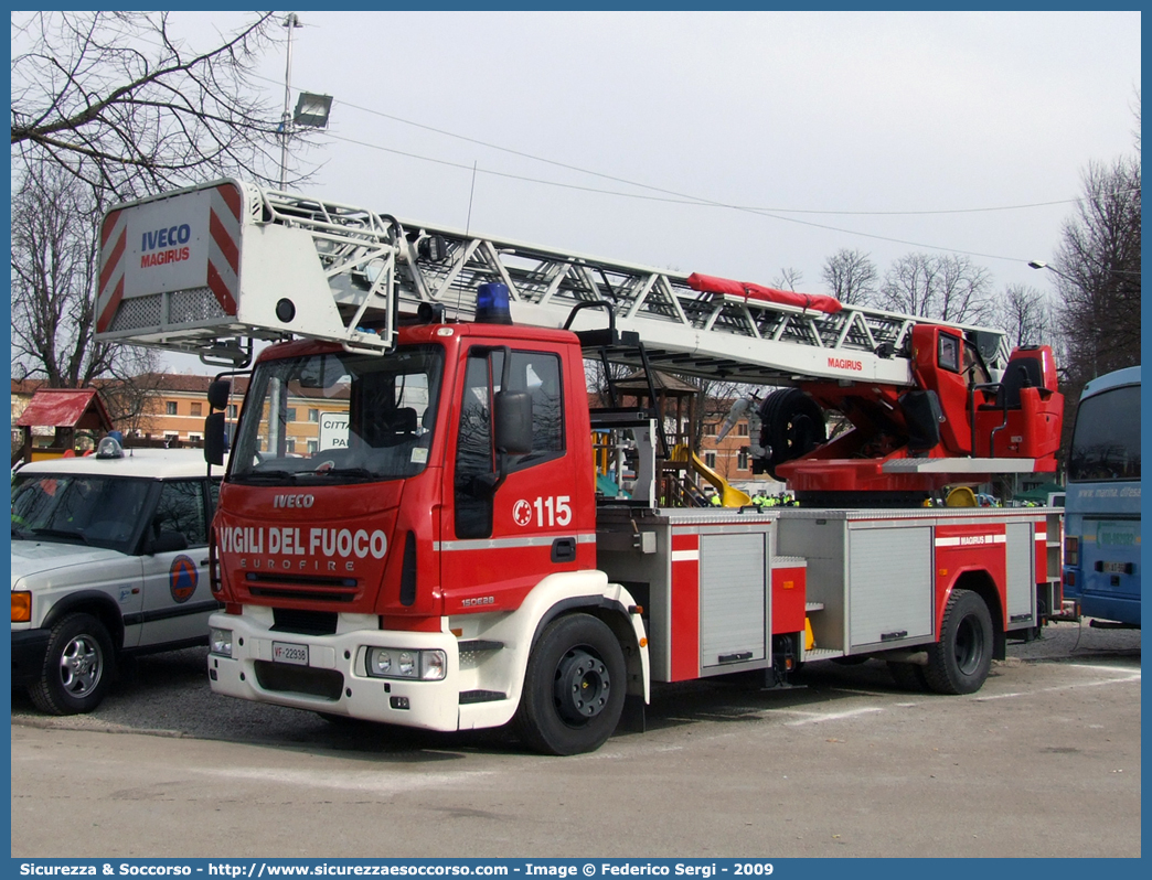 VF 22938
Corpo Nazionale Vigili del Fuoco
Iveco 150E28 EuroFire II serie
Allestitore Magirus
Parole chiave: VVF;V.V.F.;Corpo;Nazionale;Vigili;del;Fuoco;AutoScala;AS;Iveco;150E28;EuroFire;Magirus