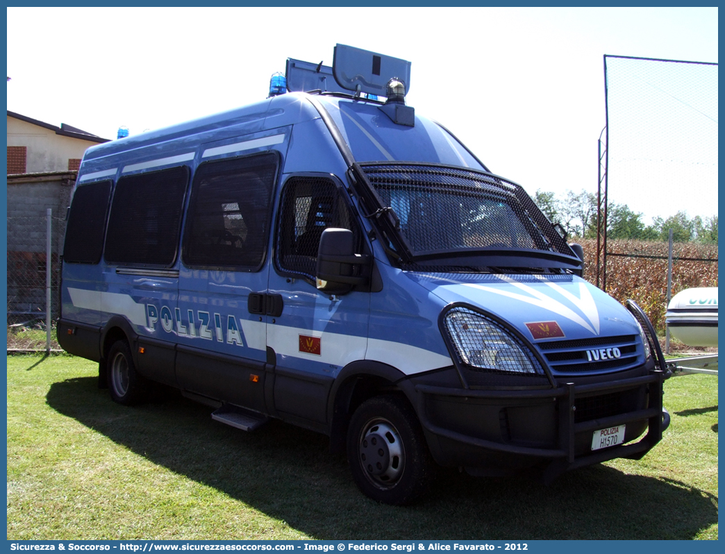 Polizia H1570
Polizia di Stato
Reparto Mobile
Iveco Daily 50C18 IV serie
Allestitore Sperotto S.p.A.
Parole chiave: PS;P.S.;Polizia;di;Stato;Reparto;Mobile;Ordine;Pubblico;Iveco;Daily;50C18;Sperotto