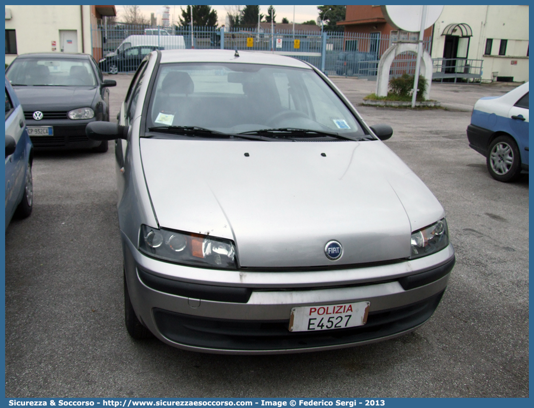 Polizia E4527
Polizia di Stato
Fiat Punto II serie
Parole chiave: Polizia di Stato;Polizia;PS;Fiat;Punto;E4527