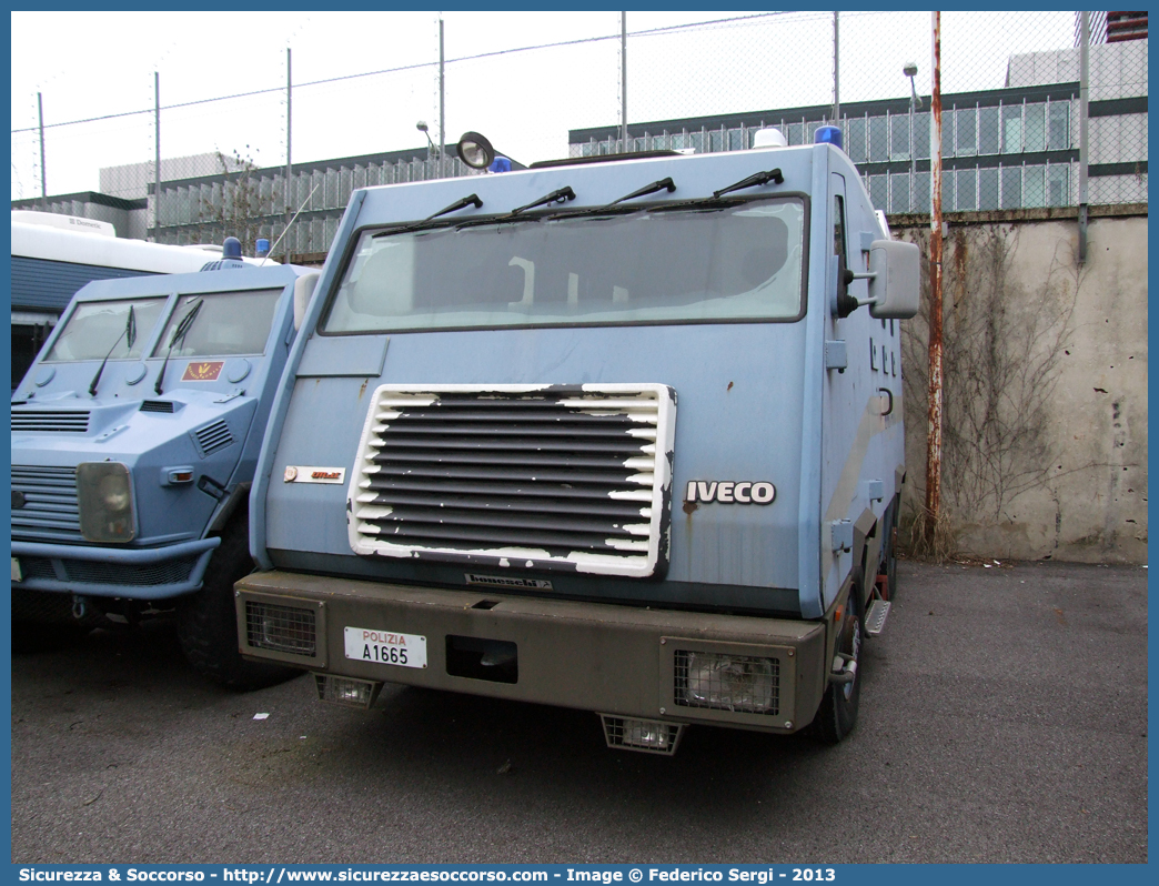 Polizia A1665
Polizia di Stato
Reparto Mobile
Iveco EuroCargo 80E15
Allestitore Boneschi-Sirmac
Parole chiave: Polizia di Stato;Polizia;PS;Iveco;EuroCargo 80E15;Boneschi;Sirmac;A1665