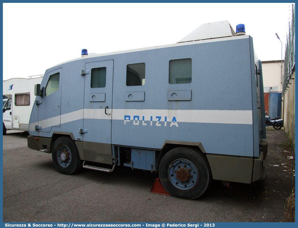 Polizia A1665
Polizia di Stato
Reparto Mobile
Iveco EuroCargo 80E15
Allestitore Boneschi-Sirmac
Parole chiave: Polizia di Stato;Polizia;PS;Iveco;EuroCargo 80E15;Boneschi;Sirmac;A1665