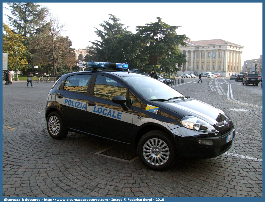 Polizia Locale YA885AA
Polizia Locale
Comune di Verona
Fiat Punto Evo
Parole chiave: Polizia;Locale;Municipale;Verona;Fiat;Punto Evo;YA885AA