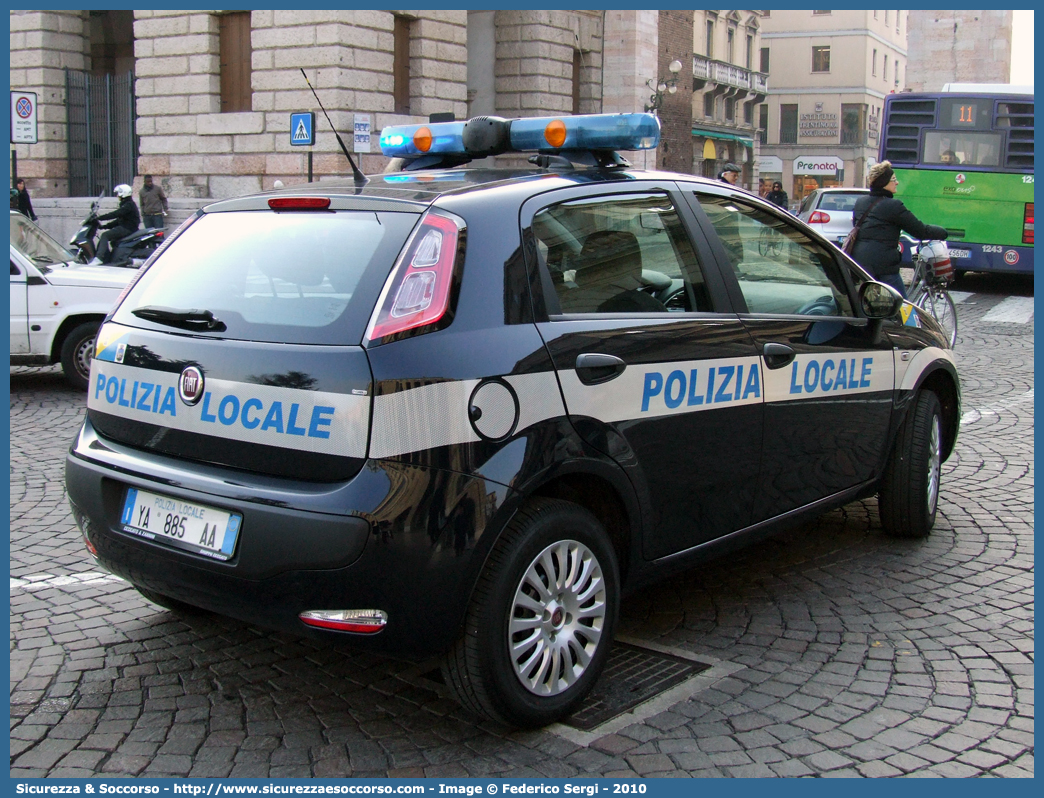 Polizia Locale YA885AA
Polizia Locale
Comune di Verona
Fiat Punto Evo
Parole chiave: Polizia;Locale;Municipale;Verona;Fiat;Punto Evo;YA885AA