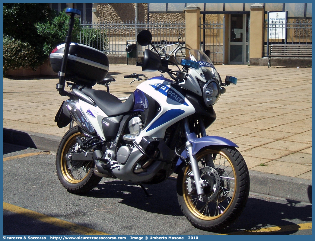 -
Polizia Locale
Comune di Sestri Levante
Honda Transalp III serie
Parole chiave: Polizia;Locale;Municipale;Sestri Levante;Honda;Transalp