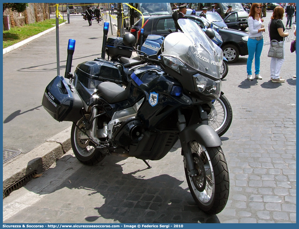 -
Polizia Penitenziaria
Nucleo Traduzioni e Piantonamenti
Aprilia Caponord 1000 I serie
Parole chiave: PolPen;Pol.Pen.;AdiC;A.diC.;Agenti di Custodia;Polizia Penitenziaria;Nucleo;Traduzioni;Piantonamenti;Aprilia;Caponord;1000