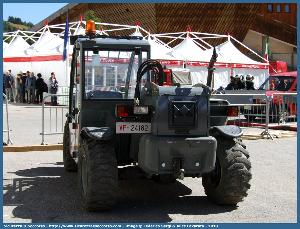 VF 24182
Corpo Nazionale Vigili del Fuoco
Terex Telelift 2506
Parole chiave: VF;V.F.;VVF;V.V.F.;Corpo;Nazionale;Vigili del Fuoco;Vigili;Fuoco;Terex;Telelift;2506;24182