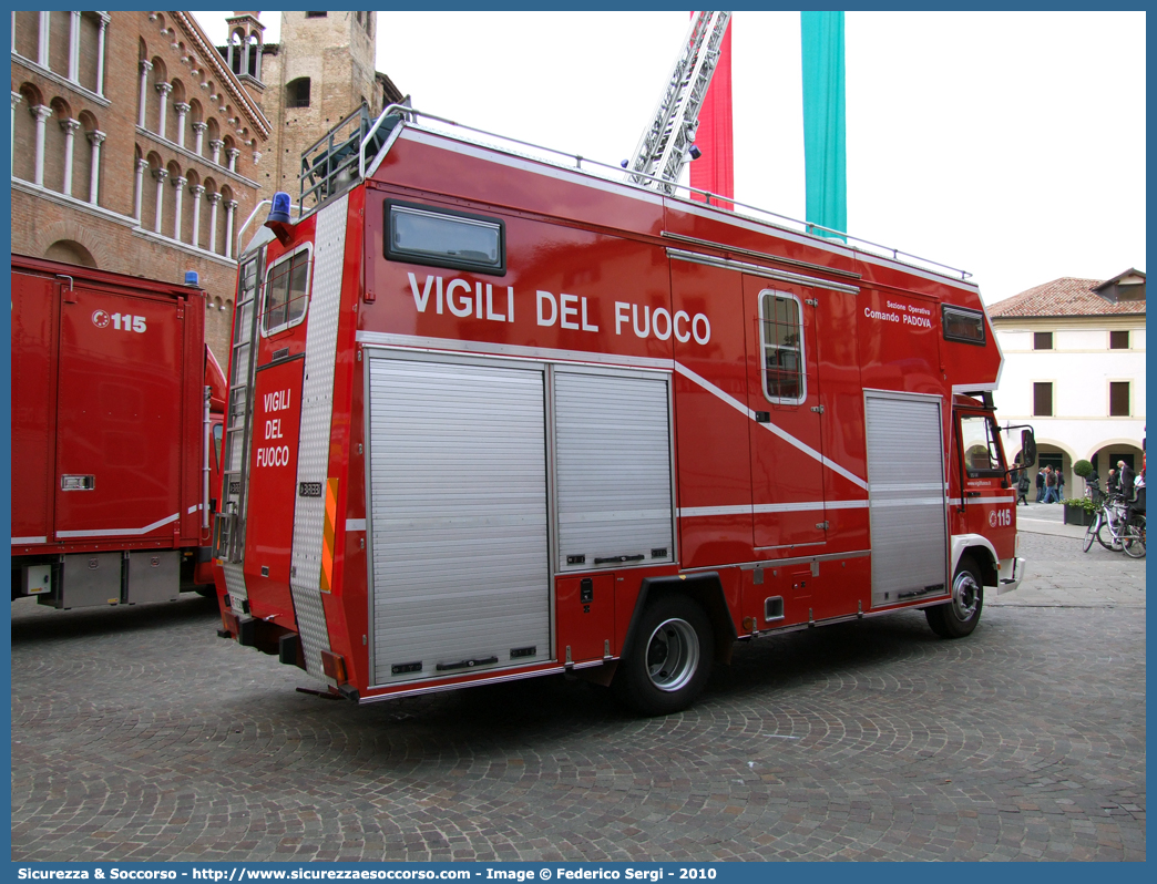 VF 15060
Corpo Nazionale Vigili del Fuoco
Iveco 95-14
Allestitore Baribbi S.p.A.
(variante)
Parole chiave: VVF;V.V.F.;Corpo;Nazionale;Vigili;del;Fuoco;Polilogistici;Polilogistico;Iveco;95-14;95;14;Baribbi