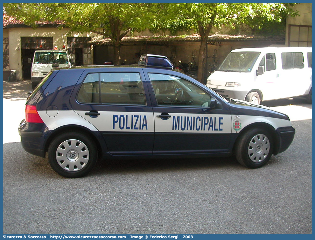 -
Polizia Municipale
Comune di Vicenza
Volkswagen Golf IV serie
Parole chiave: PL;P.L.;PM;P.M.;Polizia;Locale;Municipale;Vicenza;Volkswagen;Golf