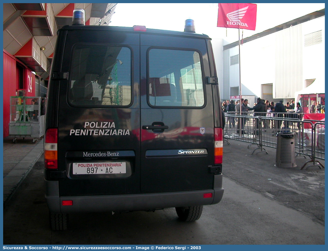 Polizia Penitenziaria 897AC
Polizia Penitenziaria
Mercedes Benz Sprinter 316 I serie restyling
Parole chiave: PP;P.P.;Pol.Pen.;PolPen;AdiC;A.diC.;Agenti;di;Custodia;Polizia;Penitenziaria;Nucleo;Traduzioni;Piantonamenti;Mercedes;Benz;Sprinter