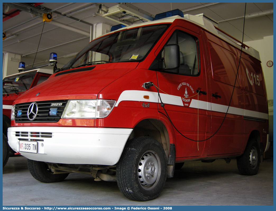 VF D35TN
Corpo Vigili del Fuoco Volontari Canazei
Mercedes Benz Sprinter 312D I serie
Parole chiave: VF;V.F.;Vigili del Fuoco;Vigili;Fuoco;Volontari;Canazei;Mercedes;Benz;Sprinter I serie;D35TN