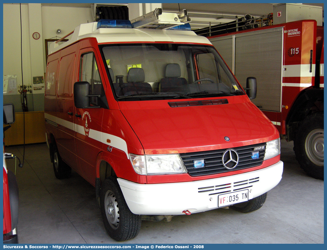 VF D35TN
Corpo Vigili del Fuoco Volontari Canazei
Mercedes Benz Sprinter 312D I serie
Parole chiave: VF;V.F.;Vigili del Fuoco;Vigili;Fuoco;Volontari;Canazei;Mercedes;Benz;Sprinter I serie;D35TN