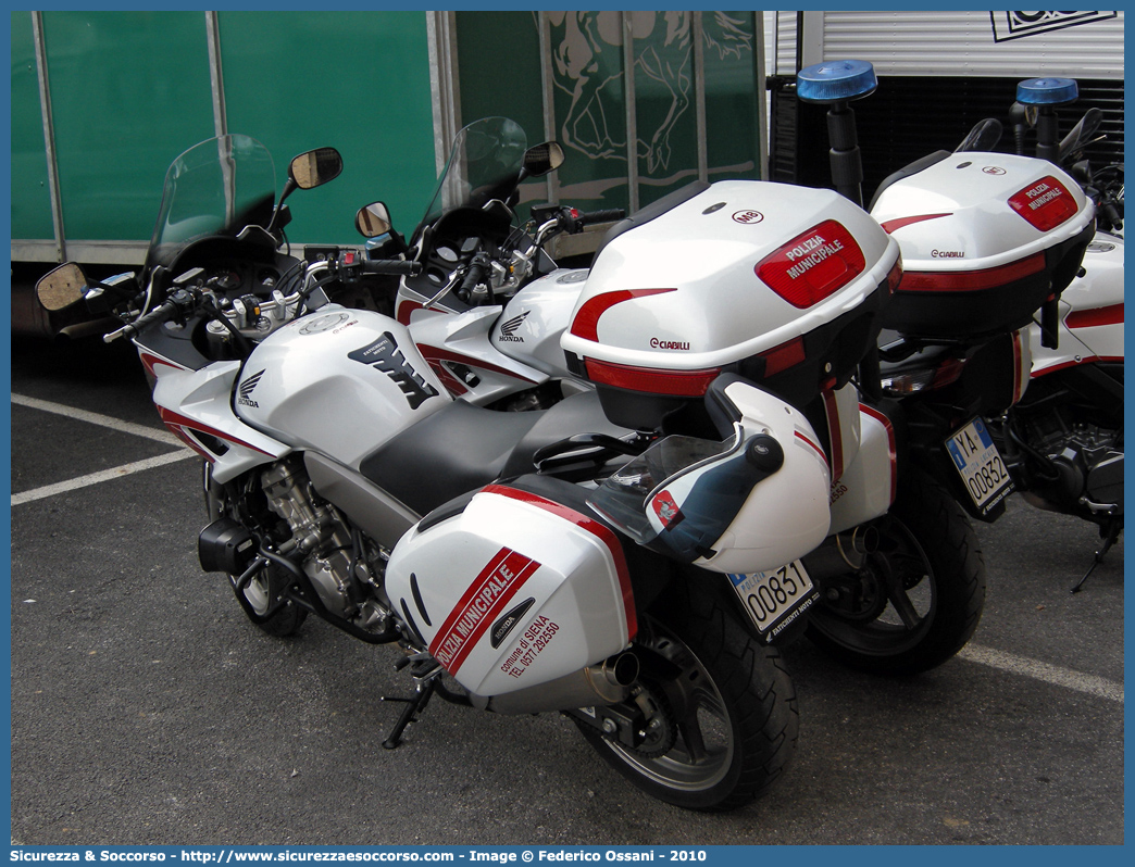 Polizia Locale YA00831
Polizia Municipale
Comune di Siena
Honda CBF1000
Parole chiave: Polizia;Locale;Municipale;Siena;Honda;CBF;YA00831