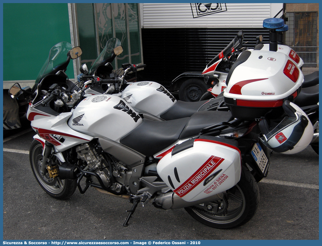 Polizia Locale YA00831
Polizia Municipale
Comune di Siena
Honda CBF1000
Parole chiave: Polizia;Locale;Municipale;Siena;Honda;CBF;YA00831