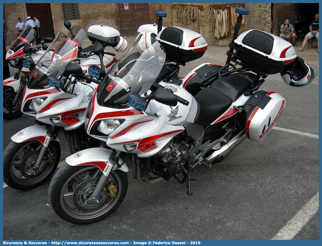 Polizia Locale YA00831
Polizia Municipale
Comune di Siena
Honda CBF1000
Parole chiave: Polizia;Locale;Municipale;Siena;Honda;CBF;YA00831