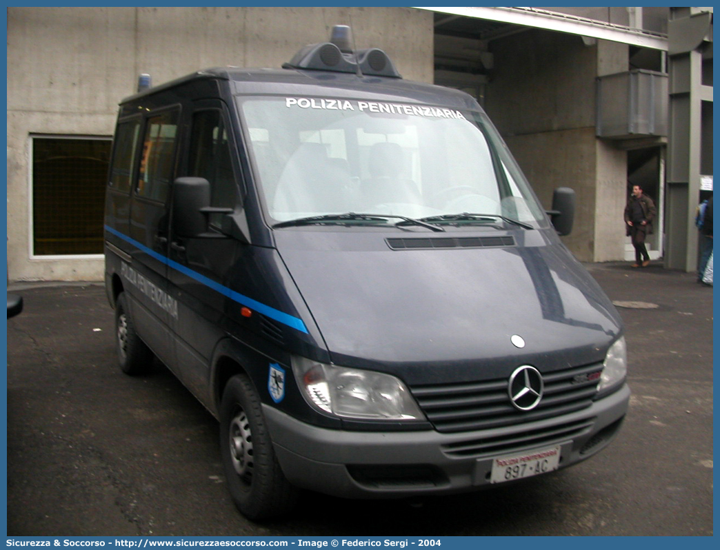 Polizia Penitenziaria 897AC
Polizia Penitenziaria
Mercedes Benz Sprinter 316 I serie restyling
Parole chiave: PP;P.P.;Pol.Pen.;PolPen;AdiC;A.diC.;Agenti;di;Custodia;Polizia;Penitenziaria;Nucleo;Traduzioni;Piantonamenti;Mercedes;Benz;Sprinter