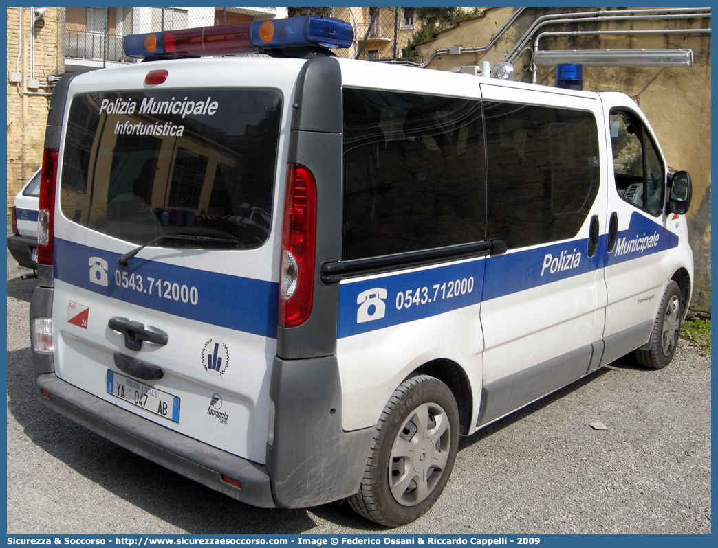 Polizia Locale YA047AB
Polizia Municipale
Comune di Forlì
Nucleo Infortunistica
Renault Trafic III serie
Allestitore Focaccia Group S.r.l.
Parole chiave: Polizia;Locale;Municipale;Forlì;Renault;Trafic;Infortunistica;Focaccia