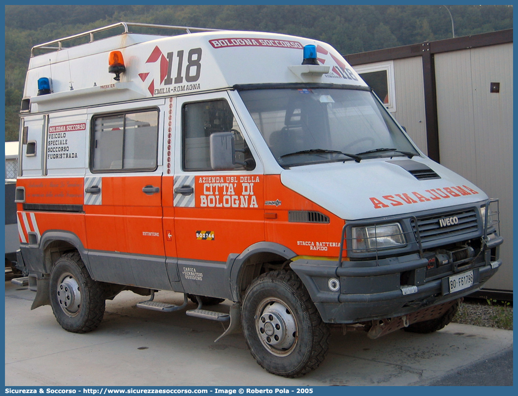 BO 2744
118 Bologna Soccorso
Iveco Daily 4x4 II serie
(variante)
Parole chiave: 118;Bologna;Soccorso;Ambulanza;Iveco;Daily;GECAV;Gestione;Emergenza;Cantieri;Alta Velocità;Variante di Valico