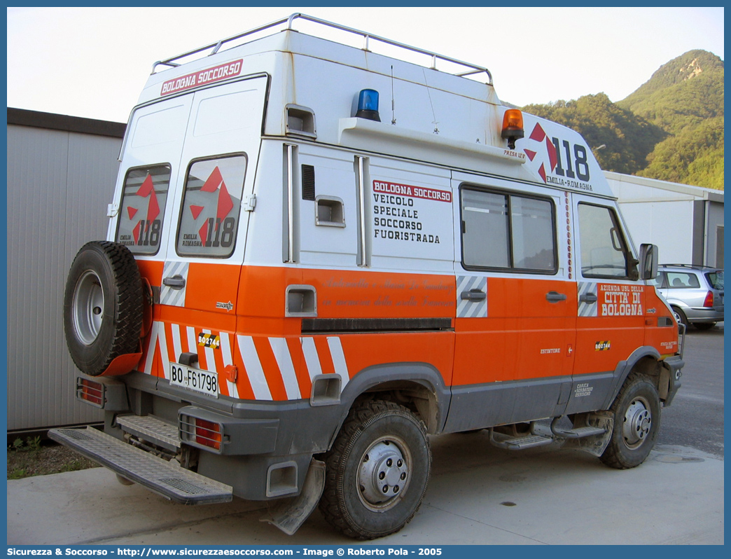 BO 2744
118 Bologna Soccorso
Iveco Daily 4x4 II serie
(variante)
Parole chiave: 118;Bologna;Soccorso;Ambulanza;Iveco;Daily;GECAV;Gestione;Emergenza;Cantieri;Alta Velocità;Variante di Valico