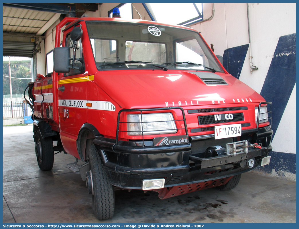 VF 17594
Corpo Nazionale Vigili del Fuoco
Iveco Daily 40-10 4x4 II serie
(variante)
Parole chiave: Corpo;Nazionale;Vigili del Fuoco;Vigili;Fuoco;Iveco;Daily;40-10;AIB