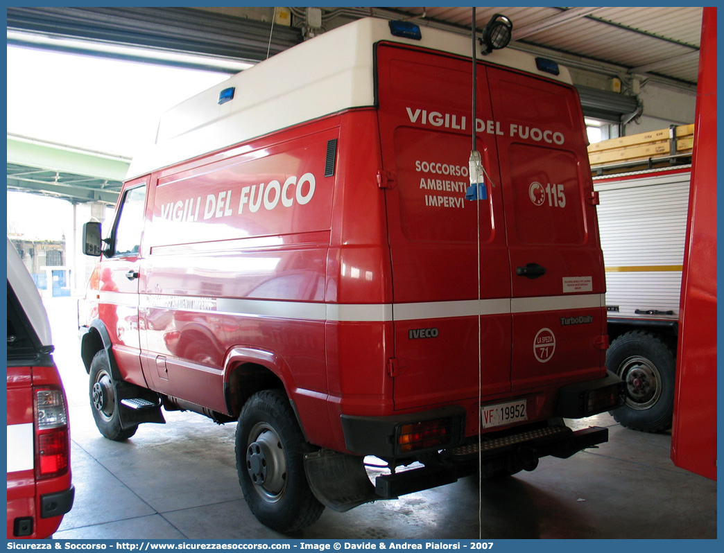 VF 19952
Corpo Nazionale Vigili del Fuoco
Nucleo Speleo Alpino Fluviale
Iveco Daily 35-10 4x4 II serie
Parole chiave: Corpo;Nazionale;Vigili del Fuoco;Vigili;Fuoco;Iveco;Daily;35-10;SAF;S.A.F.;Speleo;Alpino;Fluviale