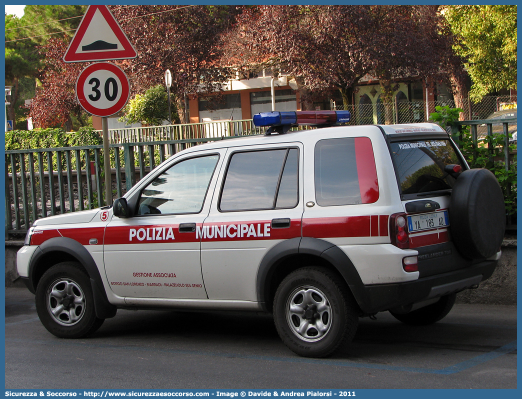 Polizia Locale YA183AD
Polizia Municipale
Gestione Associata
Borgo San Lorenzo, Marradi e 
Palazzuolo sul Senio
Land Rover Freelander
I serie restyling
Allestitore Bertazzoni S.r.l.
Parole chiave: Polizia;Locale;Municipale;Borgo San Lorenzo;Marradi;Palazzuolo sul Senio;Land Rover;Freelander;YA183AD;YA 183 AD;Bertazzoni